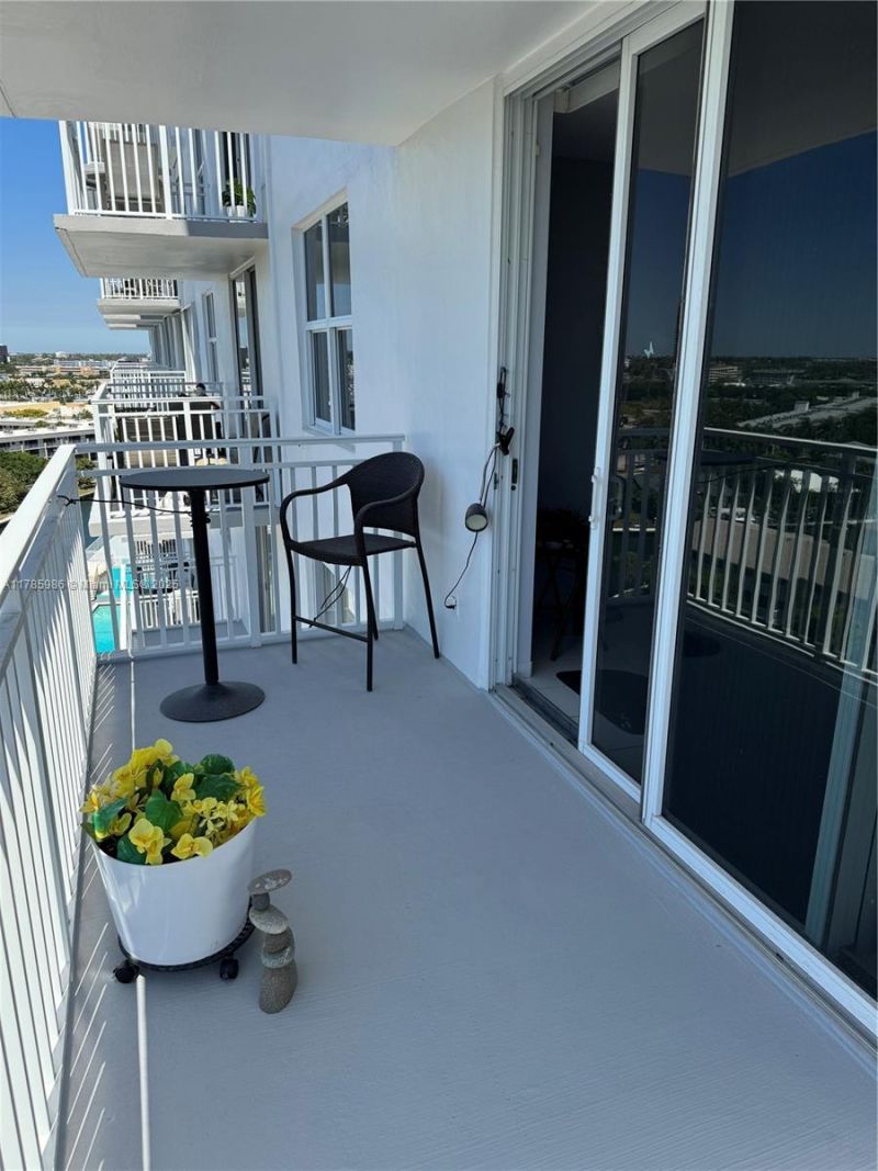 427 Golden Isles Dr, Unit 11J, Hallandale Beach, FL 33009 Photo