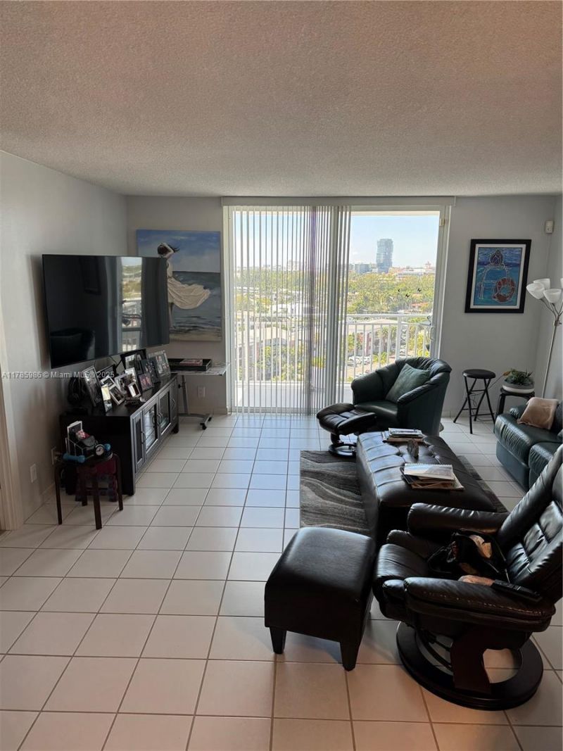 427 Golden Isles Dr, Unit 11J, Hallandale Beach, FL 33009 Photo