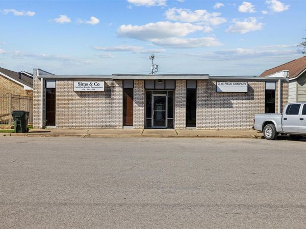 251 E Hempstead ST, Giddings, TX 78942