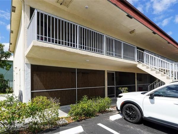 5377 SW 40th Avenue, Unit 105, Fort Lauderdale, FL 33314