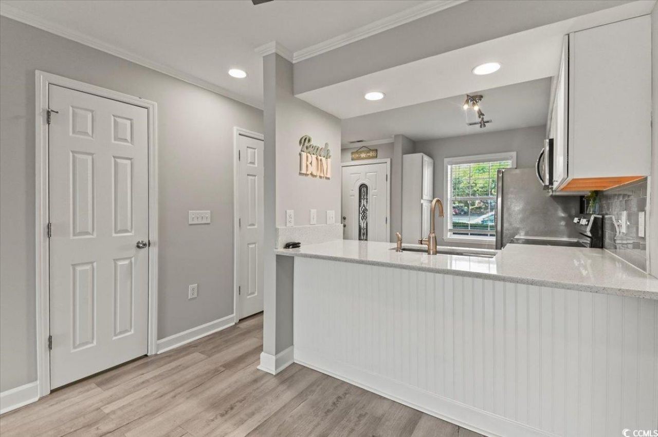 914 Hillside Dr. S Photo 8