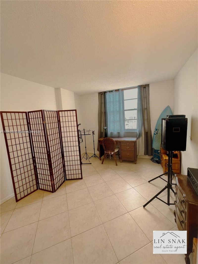300 Bayview Dr, Unit 915, Sunny Isles Beach, FL 33160 Photo