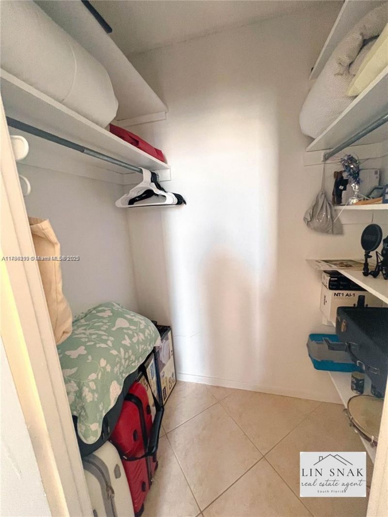 300 Bayview Dr, Unit 915, Sunny Isles Beach, FL 33160 Photo