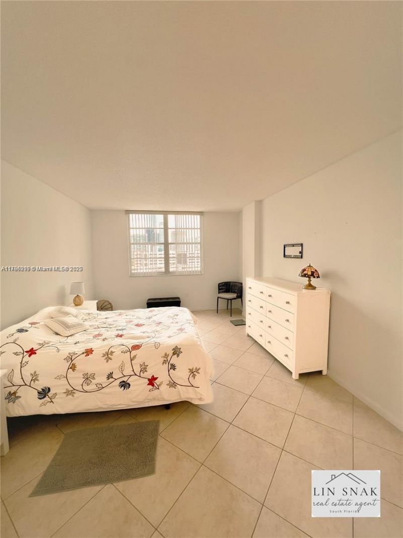 300 Bayview Dr, Unit 915, Sunny Isles Beach, FL 33160 Photo