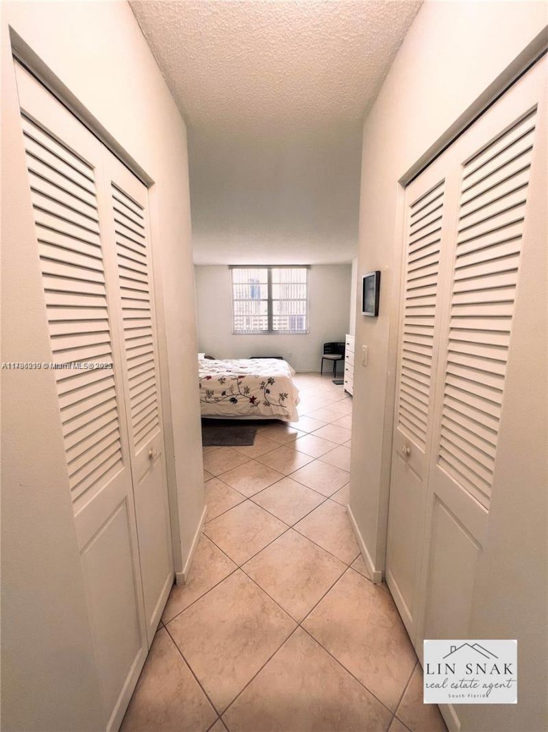 300 Bayview Dr, Unit 915, Sunny Isles Beach, FL 33160 Photo