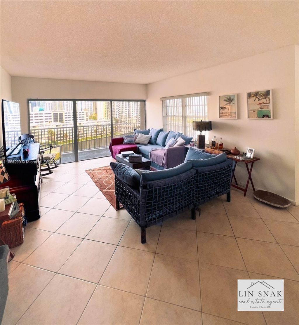 300 Bayview Dr, Unit 915, Sunny Isles Beach, FL 33160 Photo