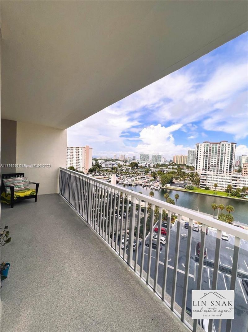 300 Bayview Dr, Unit 915, Sunny Isles Beach, FL 33160 Photo