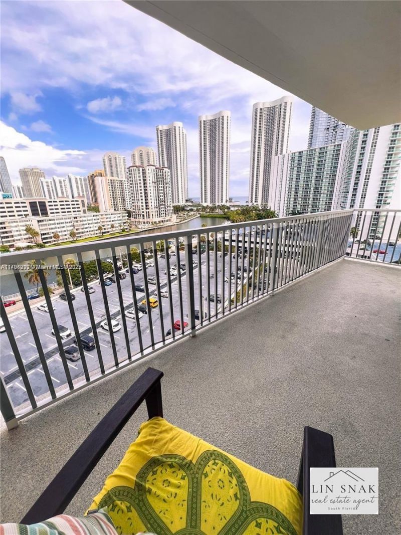 300 Bayview Dr, Unit 915, Sunny Isles Beach, FL 33160 Photo