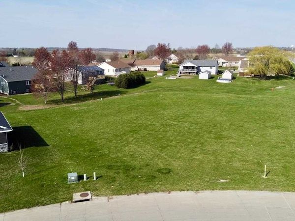 105 Fairlawn Ct, Marengo, IA 52301