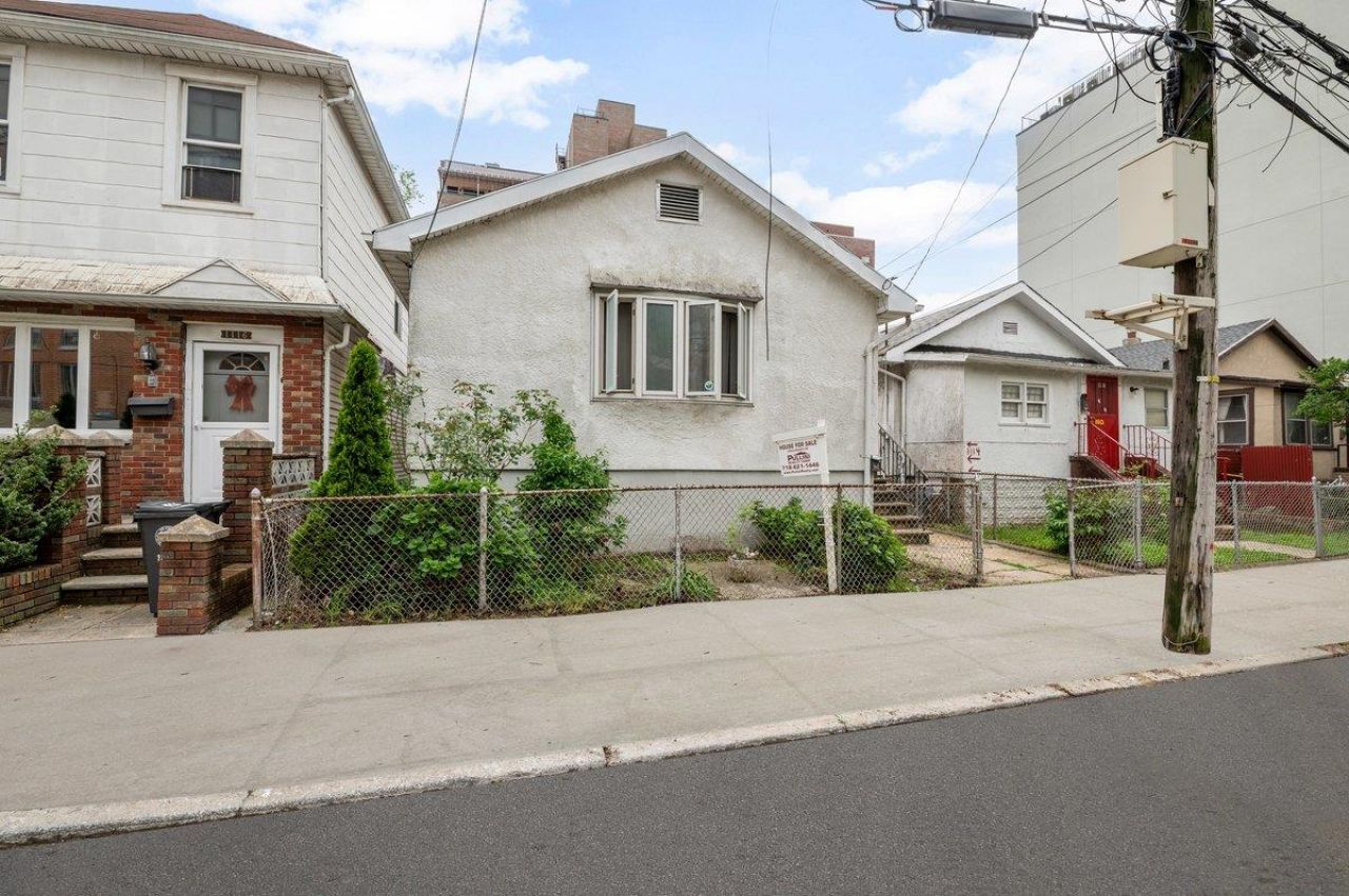 1114 Banner Avenue, Brooklyn, NY 11235 Main Photo