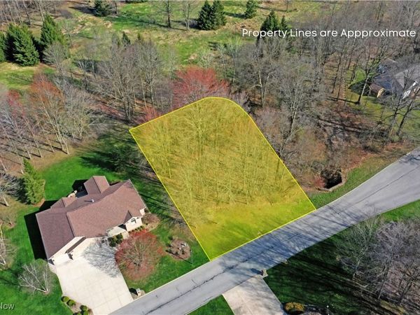 St Andrews Court, Cortland, OH 44410