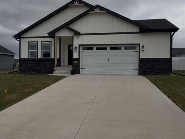 2509 N 8th Avenue E, Newton, IA 50208