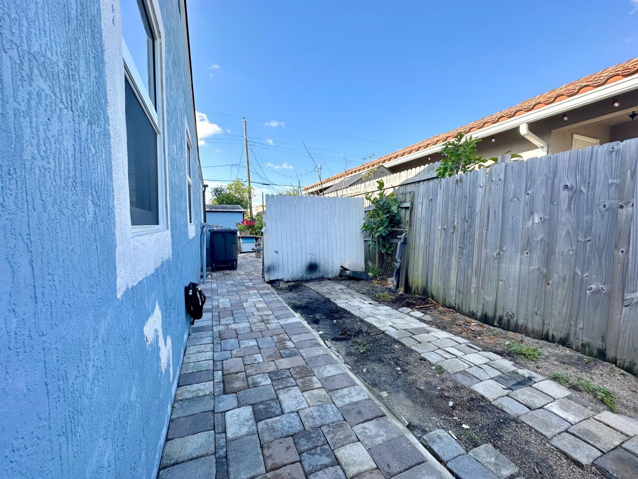 946 Mcintosh Street, West Palm Beach, FL 33405 Photo