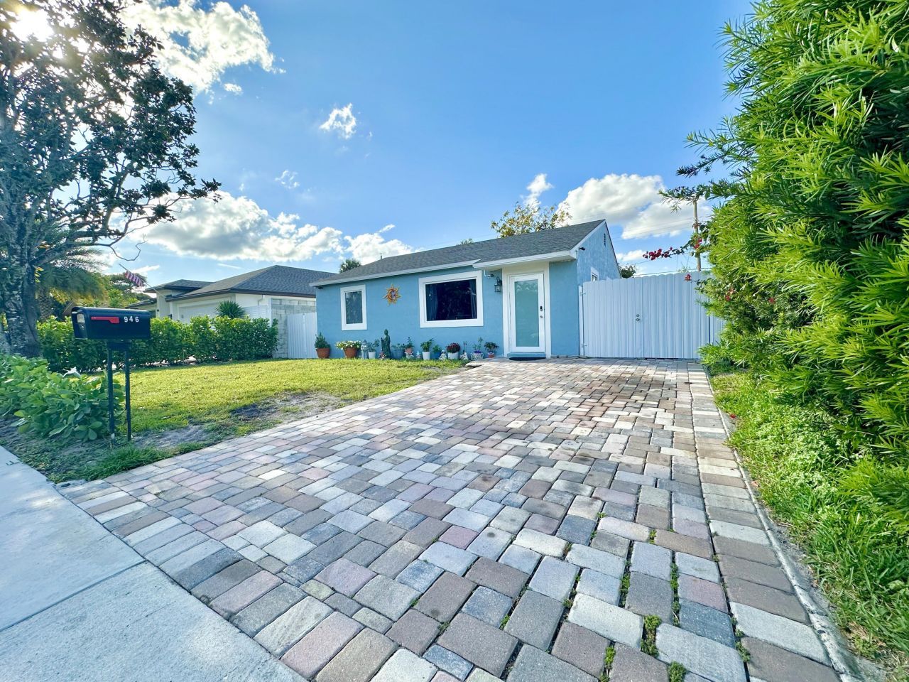 946 Mcintosh Street, West Palm Beach, FL 33405 Photo