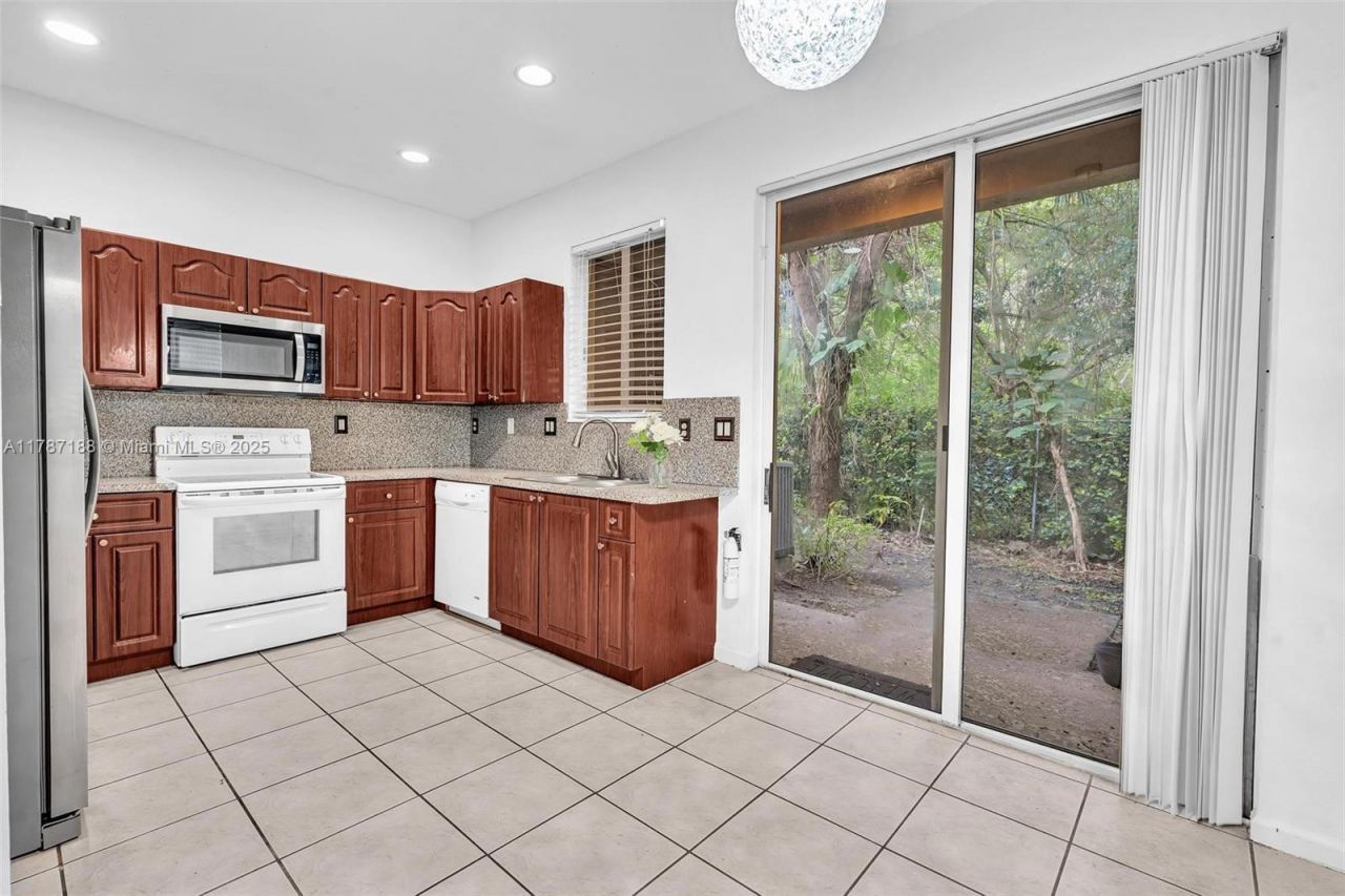 21205 NW 14 Pl, Unit 819, Miami Gardens, FL 33169 Photo