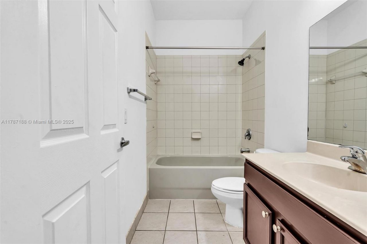 21205 NW 14 Pl, Unit 819, Miami Gardens, FL 33169 Photo