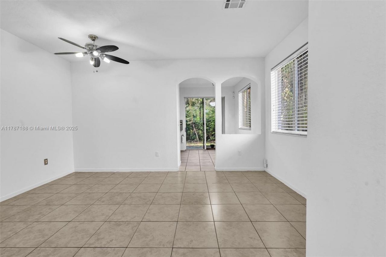 21205 NW 14 Pl, Unit 819, Miami Gardens, FL 33169 Photo