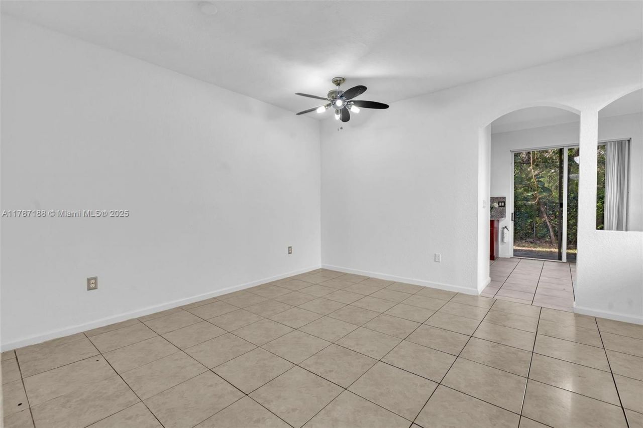 21205 NW 14 Pl, Unit 819, Miami Gardens, FL 33169 Photo