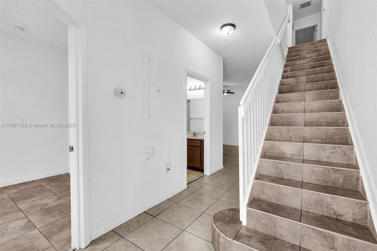 21205 NW 14 Pl, Unit 819, Miami Gardens, FL 33169 Photo