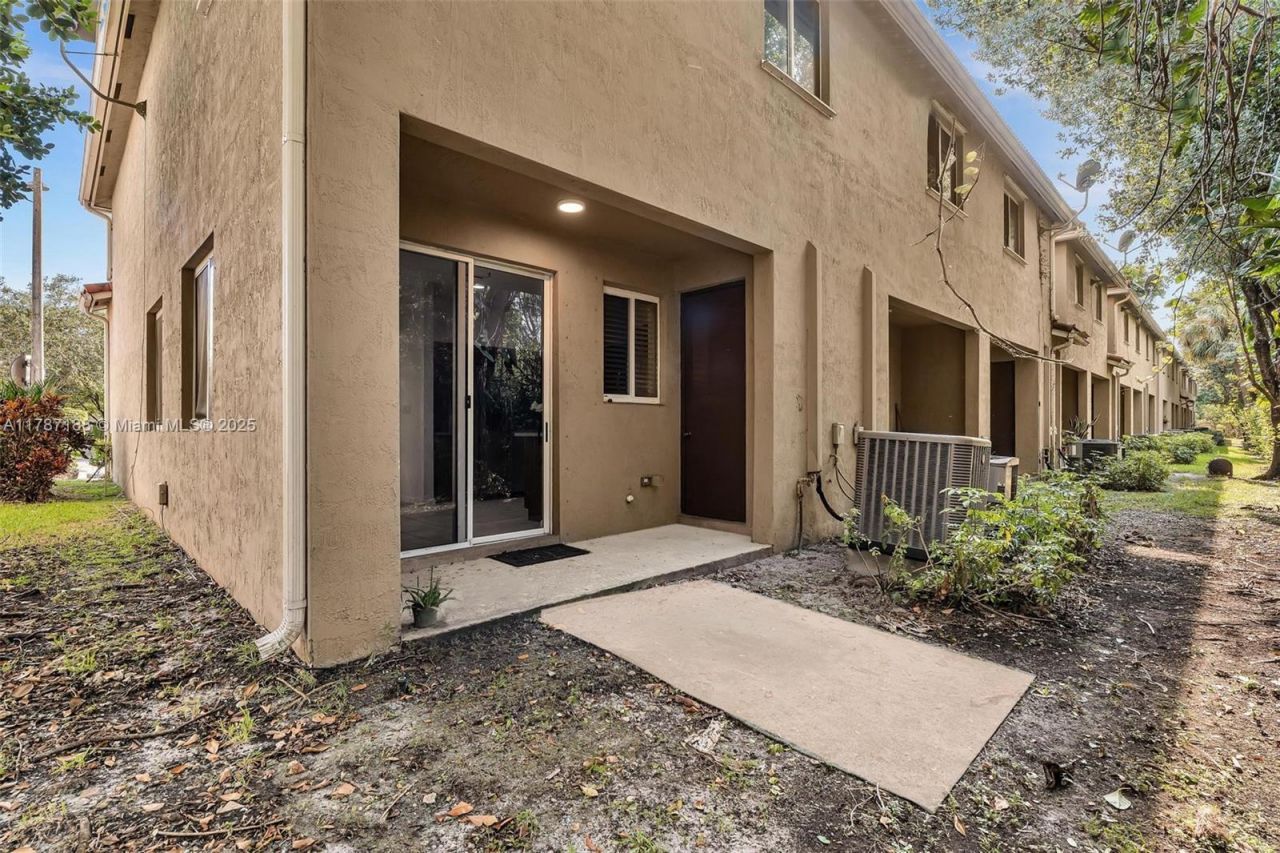 21205 NW 14 Pl, Unit 819, Miami Gardens, FL 33169 Photo