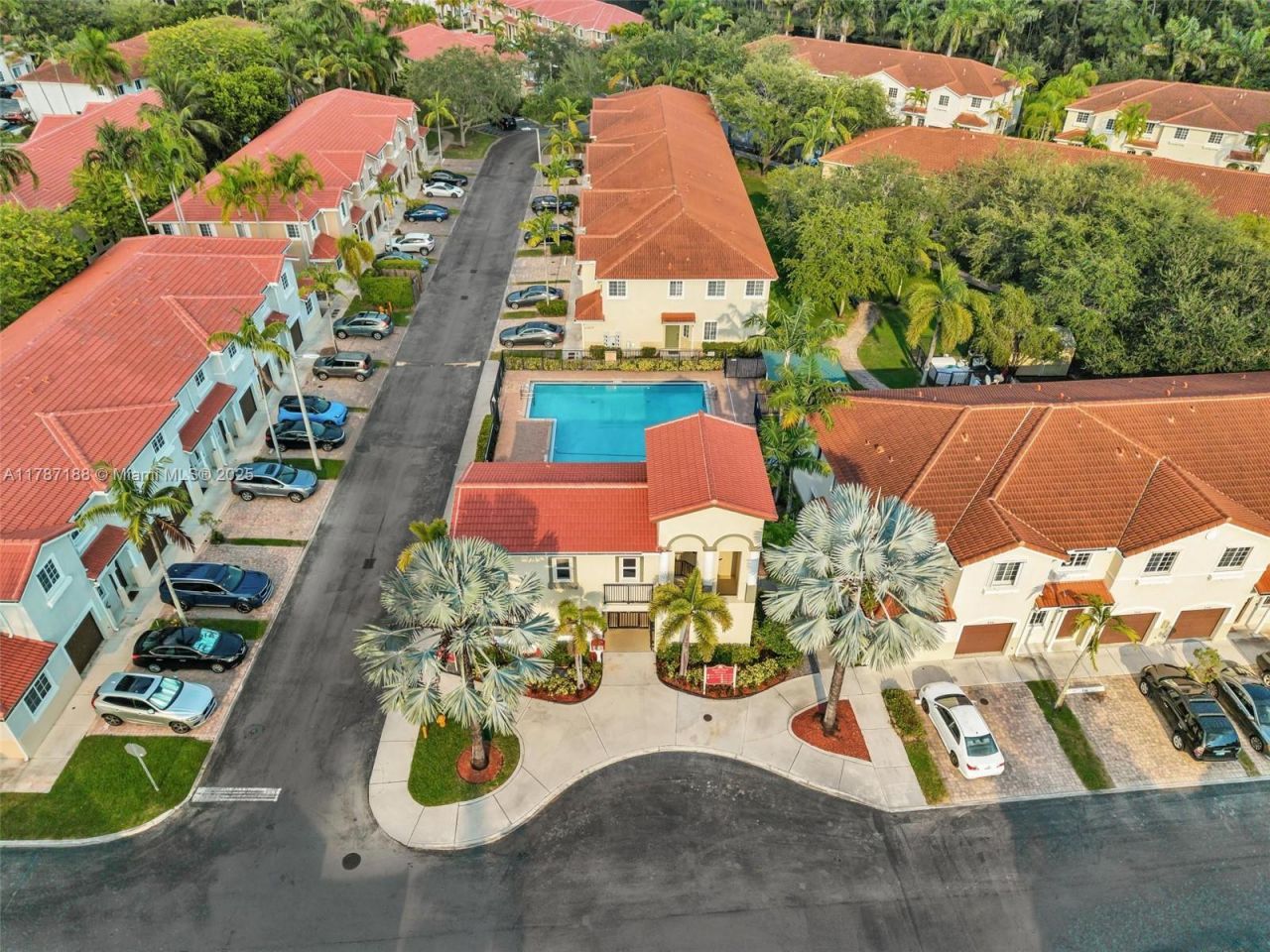 21205 NW 14 Pl, Unit 819, Miami Gardens, FL 33169 Photo