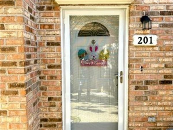 604 CLEARVIEW Parkway, Unit 201, Metairie, LA 70001