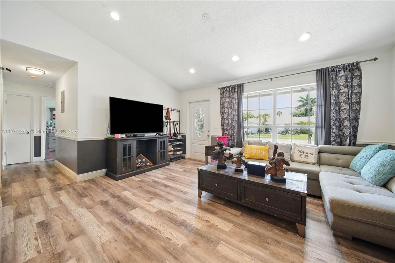 11641 NW 42nd St, Sunrise, FL 33323 Photo