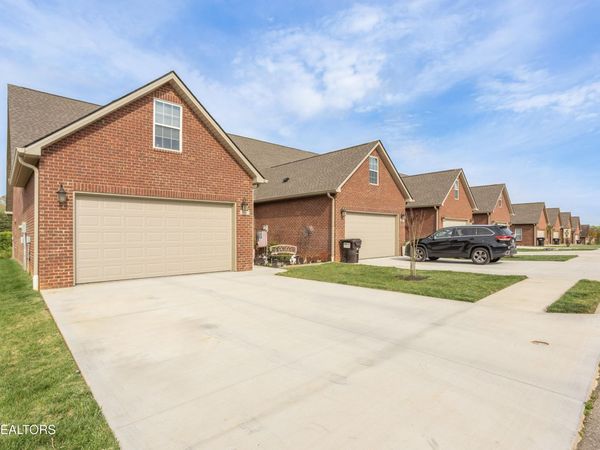 986 Meadow Walk Lane, Lenoir City, TN 37772