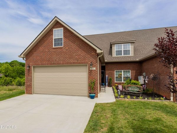 986 Meadow Walk Lane, Lenoir City, TN 37772