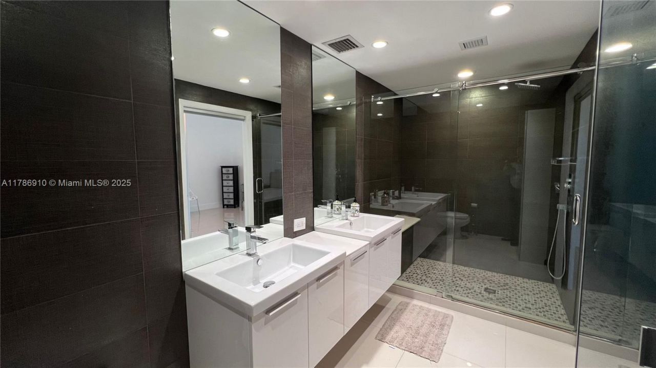 90 SW 3rd St, Unit 2204, Miami, FL 33130 Photo