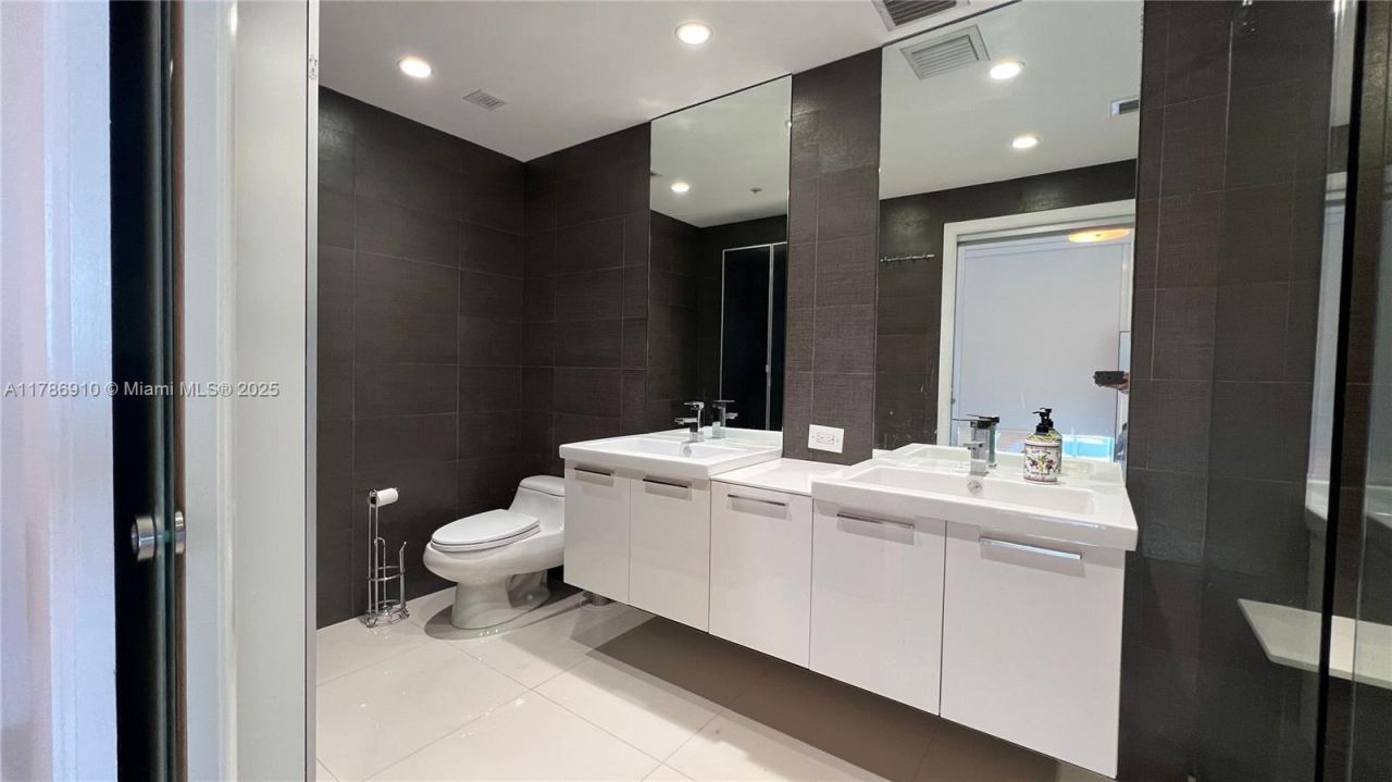 90 SW 3rd St, Unit 2204, Miami, FL 33130 Photo