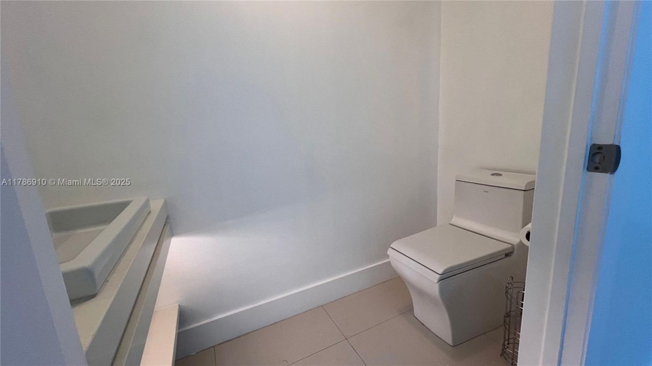 90 SW 3rd St, Unit 2204, Miami, FL 33130 Photo