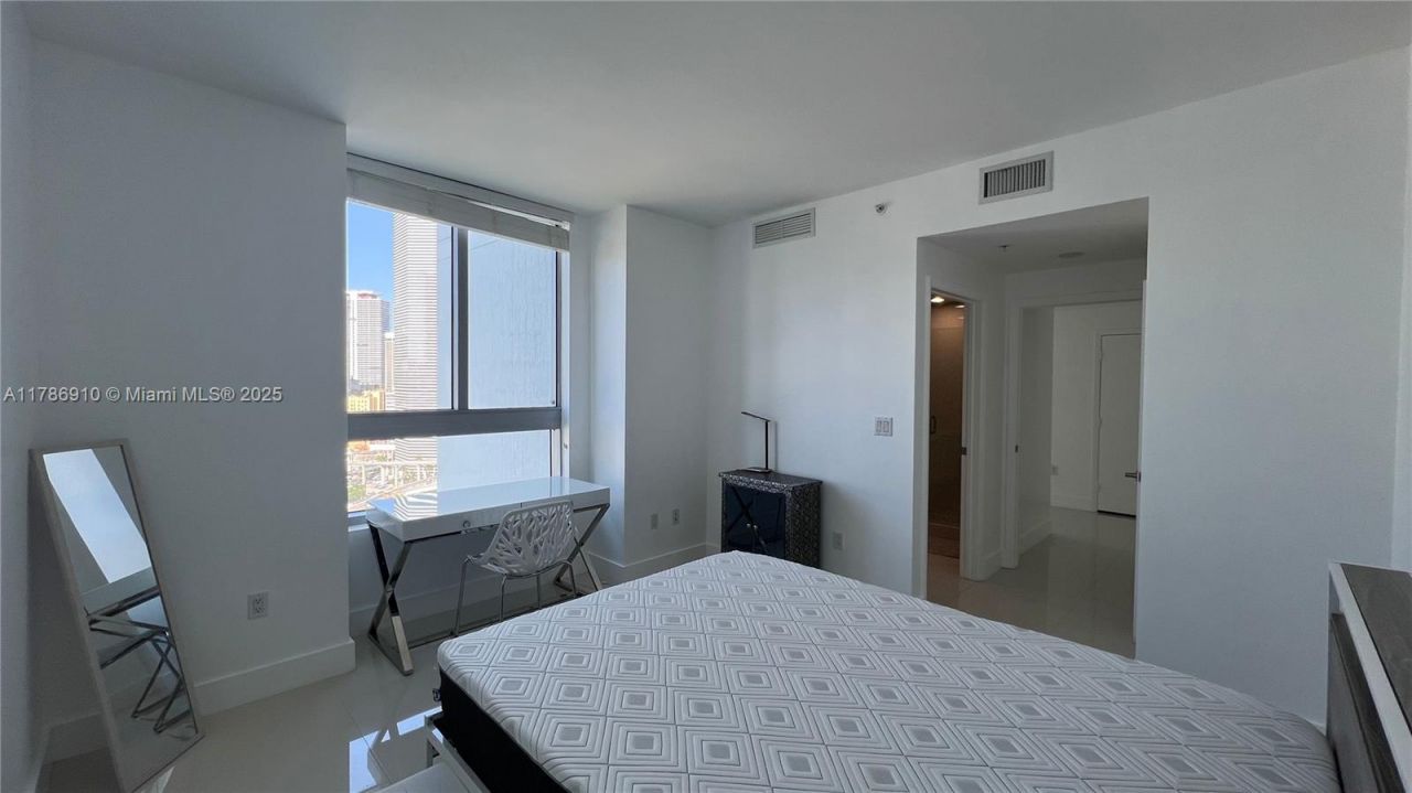 90 SW 3rd St, Unit 2204, Miami, FL 33130 Photo