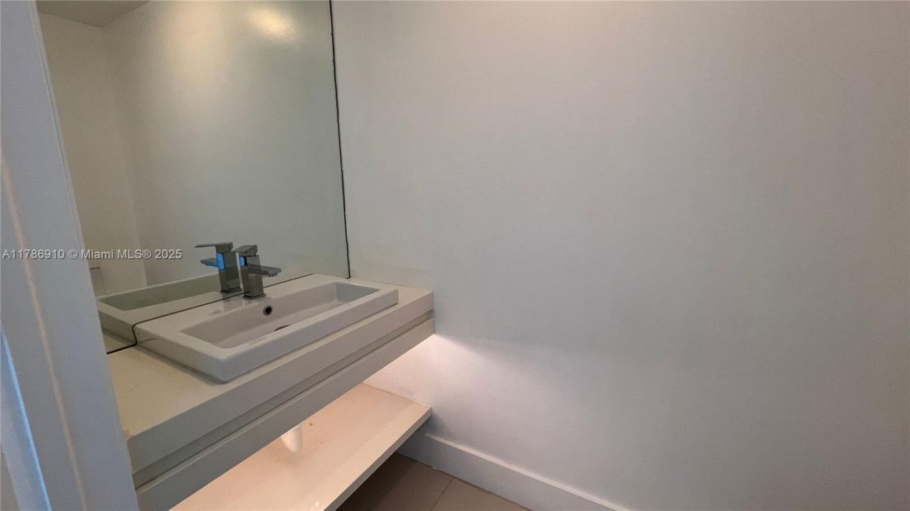 90 SW 3rd St, Unit 2204, Miami, FL 33130 Photo