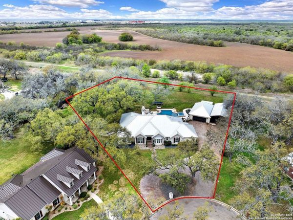 1409 Woodland Ct, Hondo, TX 78861