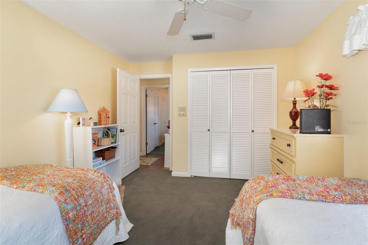 702 Clusterwood Drive, Yalaha, FL 34797 Photo