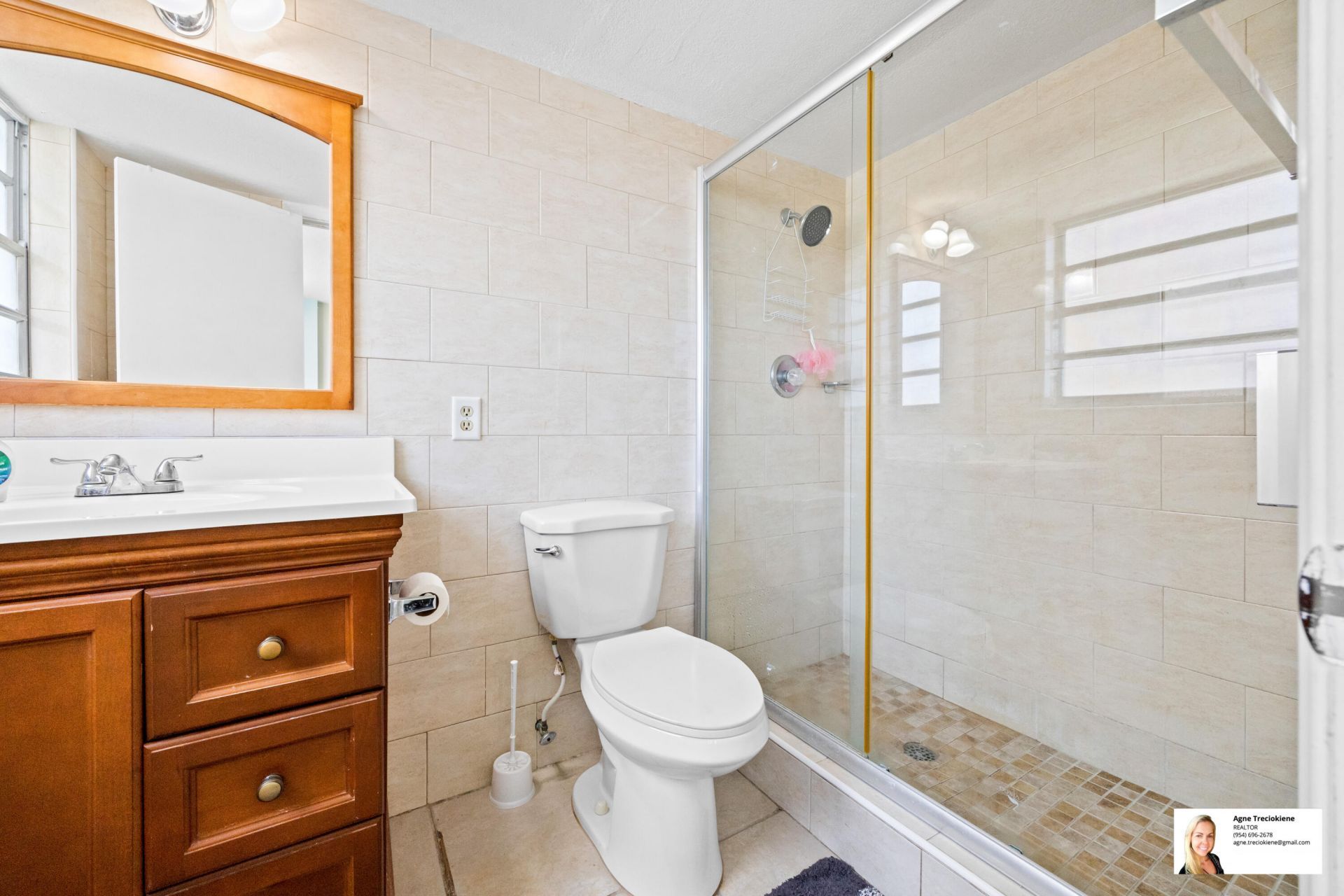 137 Golden Isles Drive, Unit 501, Hallandale Beach, FL 33009 Photo