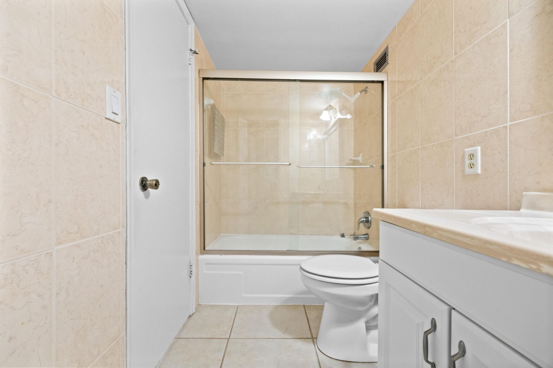 137 Golden Isles Drive, Unit 501, Hallandale Beach, FL 33009 Photo