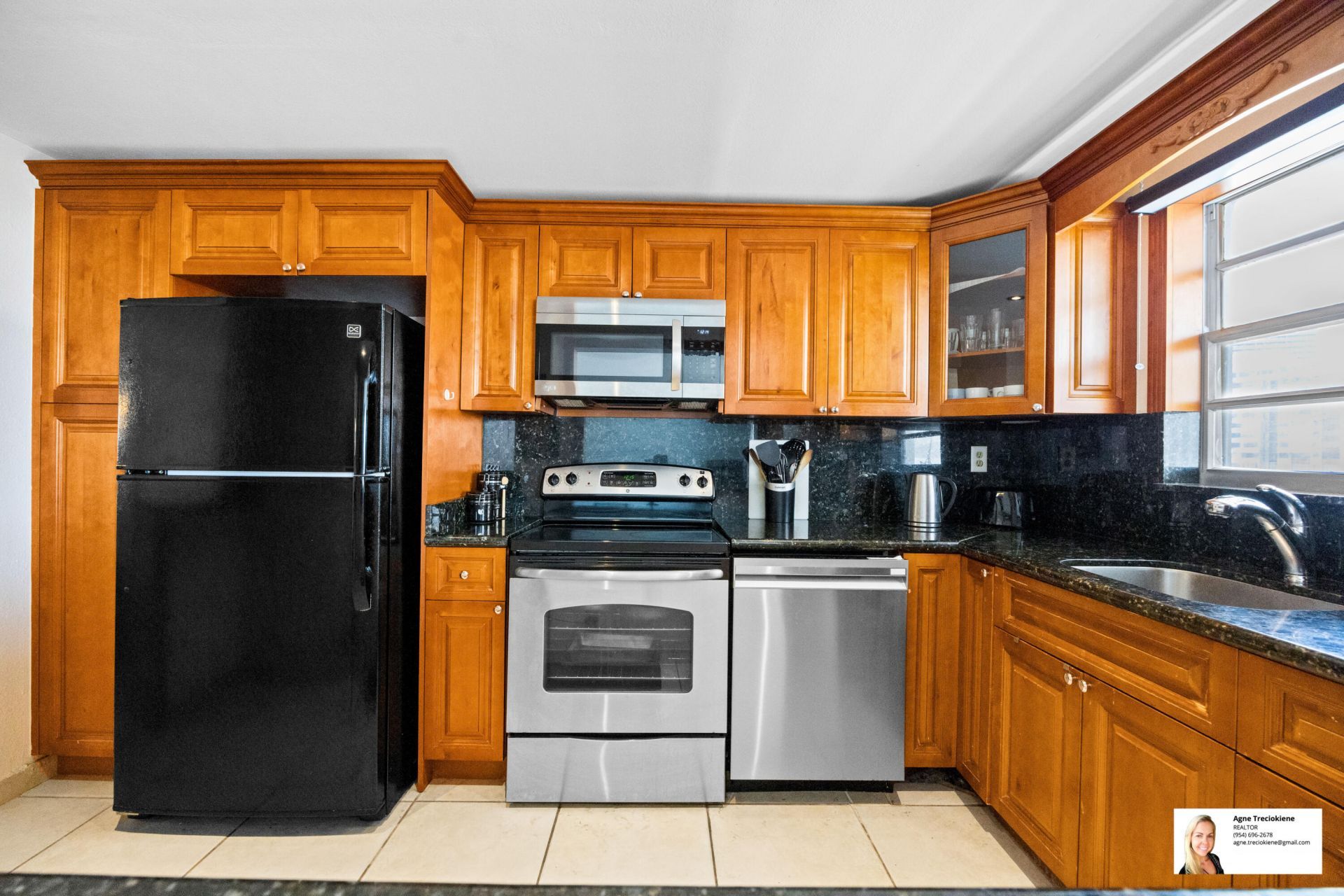 137 Golden Isles Drive, Unit 501, Hallandale Beach, FL 33009 Photo