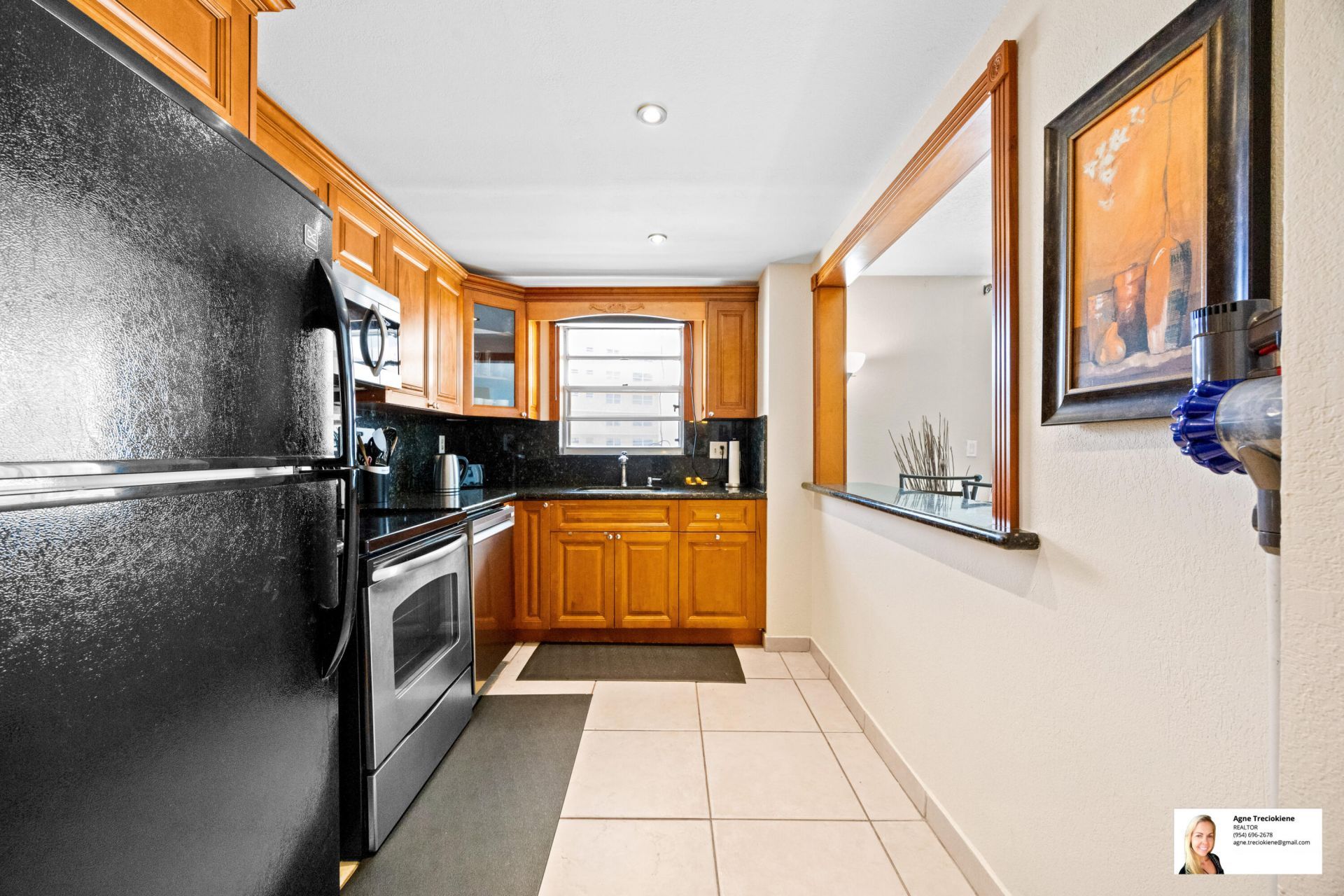 137 Golden Isles Drive, Unit 501, Hallandale Beach, FL 33009 Photo