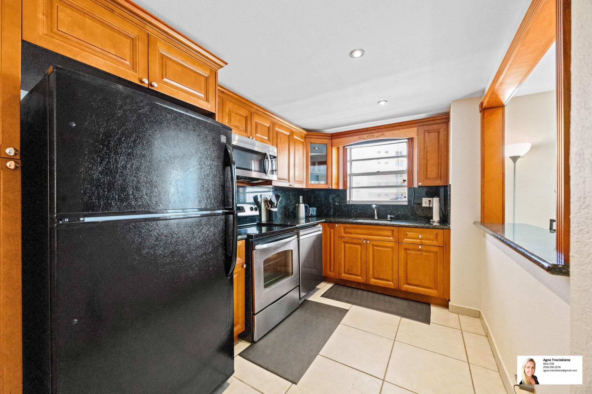 137 Golden Isles Drive, Unit 501, Hallandale Beach, FL 33009 Photo