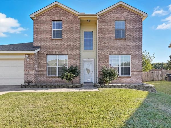 529 Roundrock Lane, Fort Worth, TX 76140