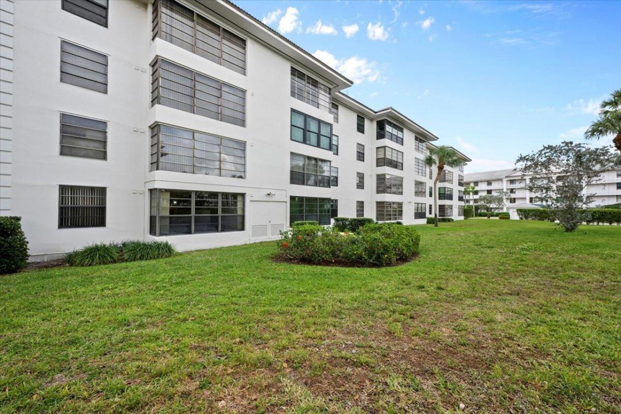 3526 Whitehall Drive, Unit 106, West Palm Beach, FL 33401 Photo