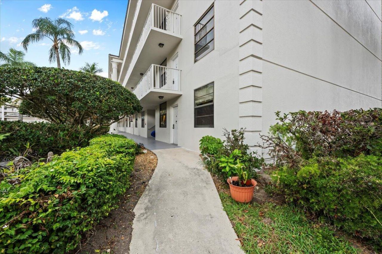 3526 Whitehall Drive, Unit 106, West Palm Beach, FL 33401 Photo