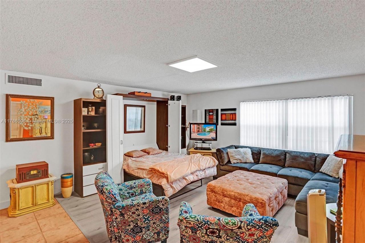 2500 NE 9th St, Unit 111, Fort Lauderdale, FL 33304 Photo