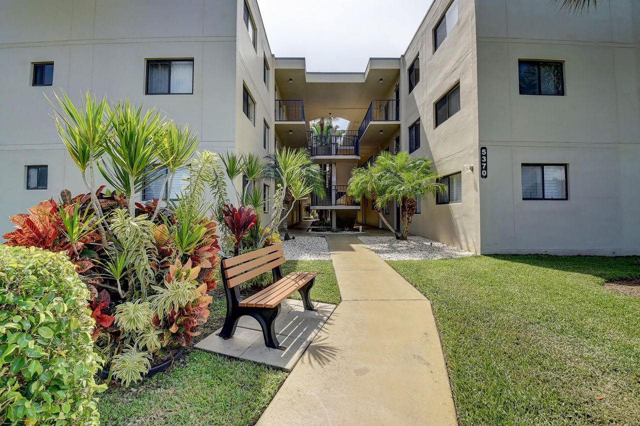 5370 Las Verdes Circle, Unit 324, Delray Beach, FL 33484 Photo