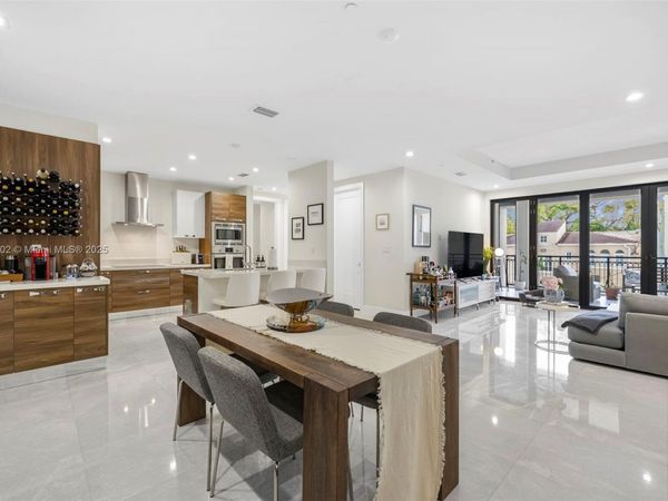 718 Valencia Ave, Unit 206, Coral Gables, FL 33134