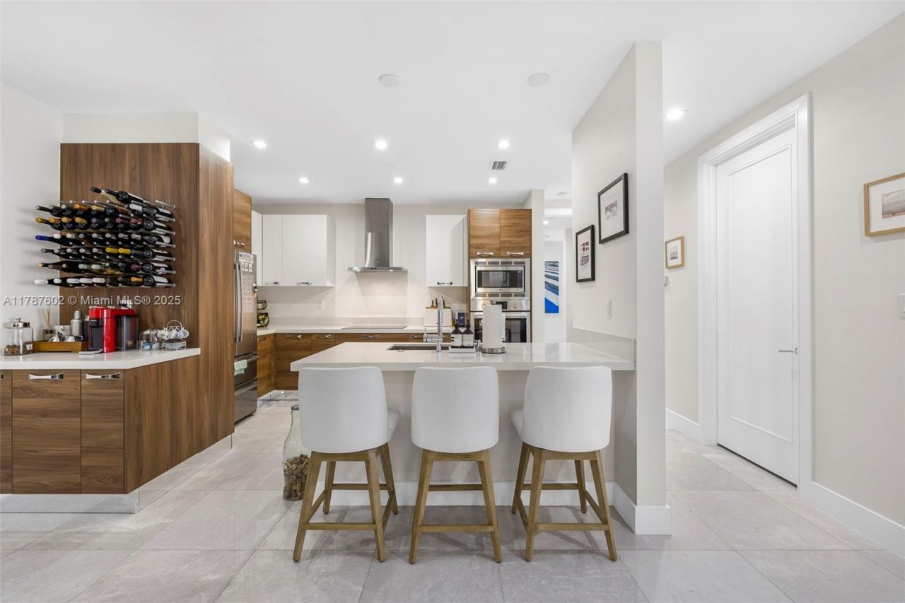 718 Valencia Ave, Unit 206, Coral Gables, FL 33134 Photo