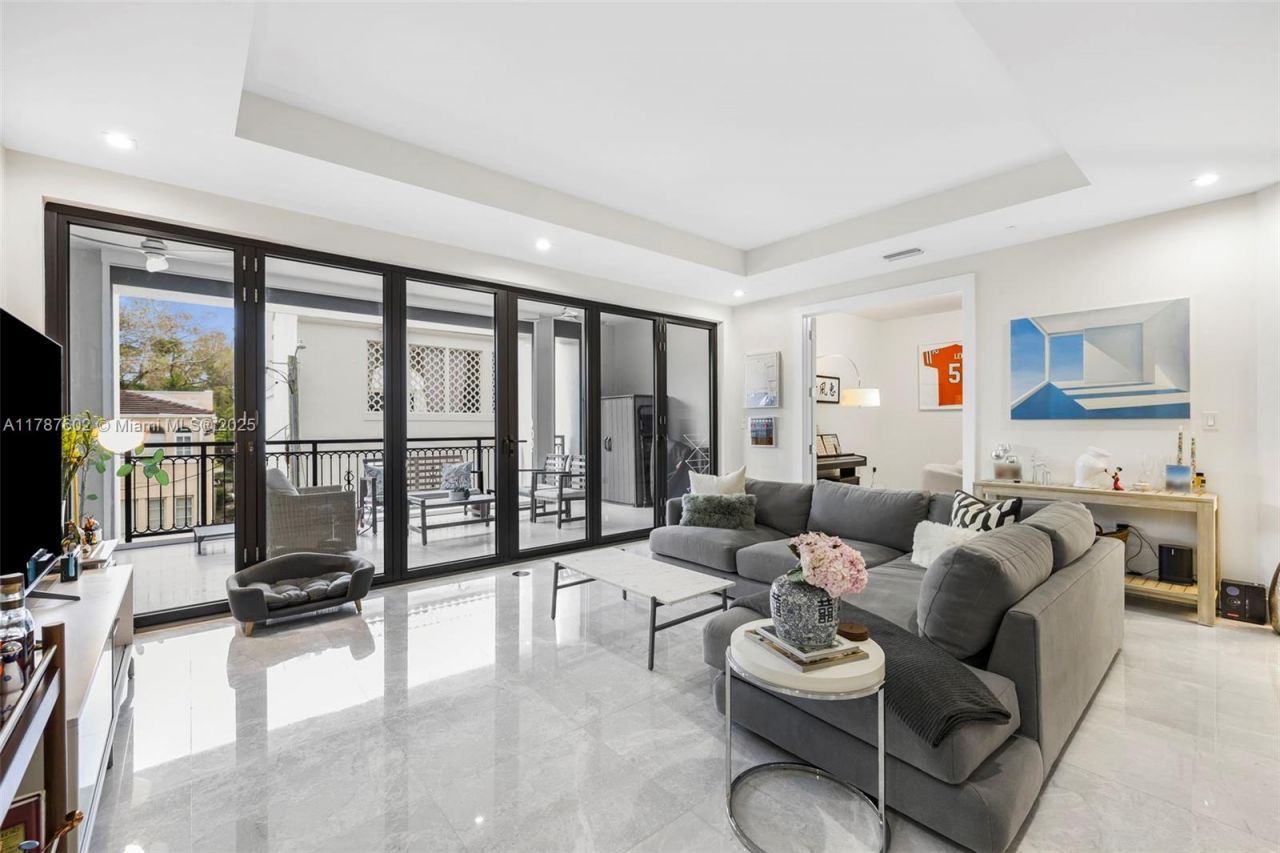 718 Valencia Ave, Unit 206, Coral Gables, FL 33134 Photo