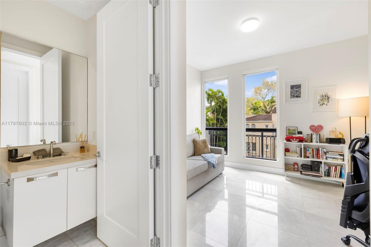 718 Valencia Ave, Unit 206, Coral Gables, FL 33134 Photo